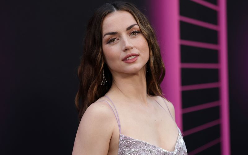 Kaum ein Stern über Hollywood leuchtet derzeit heller als der von Ana de Armas: Die kubanisch-spanische Schauspielerin hat wahrlich einen Lauf. Zuletzt gab's eine Oscar-Nominierung und mehrere Action-Hauptrollen. Wo sie aufwuchs, wie sie berühmt wurde und was man in Zukunft noch von ihr erwarten darf, verrät die Galerie.