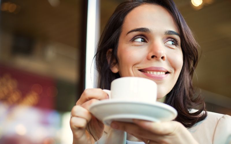 Laut einer aktuellen Studie begünstigen ein bis zweieinhalb Tassen Kaffee pro Tag gesundes Altern bei Frauen.