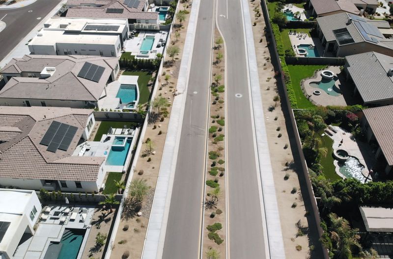 Pools im Vorgarten: eine standardisierte amerikanische Siedlung in Palm Springs. 