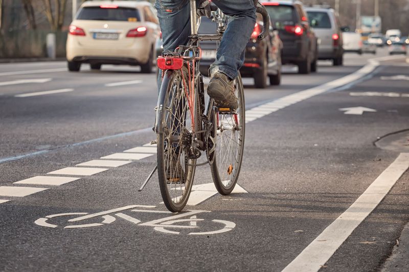 Ist ein Fahrradweg ausgewiesen, müssen Radfahrerinnen und Radfahrer diesen auch benutzen.