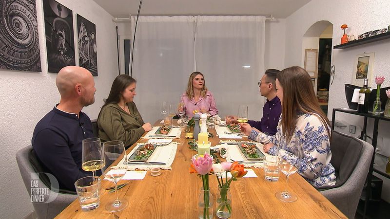 An Tag 3 trifft sich die Stuttgarter "Dinner"-Runde bei Joan (33) in Esslingen.