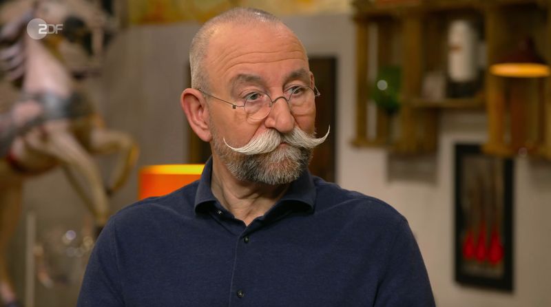 "Hattest du Langeweile, hast du etwas gemalt?", fragte Horst Lichter Expertin Annika Raßbach ganz unbedarft, als er das vollgekritzelte "Zettelchen" auf dem Pult liegen sah. Raßbach verneinte schmunzelnd, aber erst Mechthild aus Wedemark kannte die spannende Geschichte hinter der vermeintlichen Rarität, die sie 1964 geschenkt bekommen hatte. 