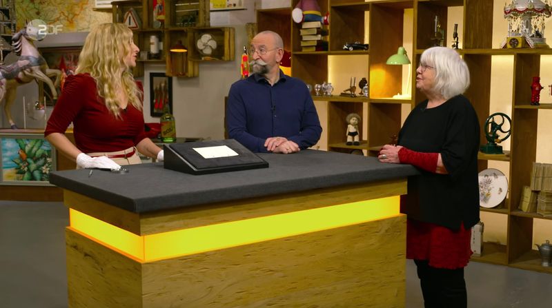 Verkäuferin Mechthild hoffte in der Mittwochsausgabe der ZDF-Trödelshow "Bares für Rares", dass ihre Autogramme "echte Raritäten" sind. Horst Lichter vermutete allerdings zunächst, dass sich Expertin Annika Raßbach auf dem "Zettelchen" verewigt hatte. Doch dann kam die Verkäuferin mit einer Wahnsinns-Story um die Ecke - leider mit einem gewaltigen Haken an der Sache. 