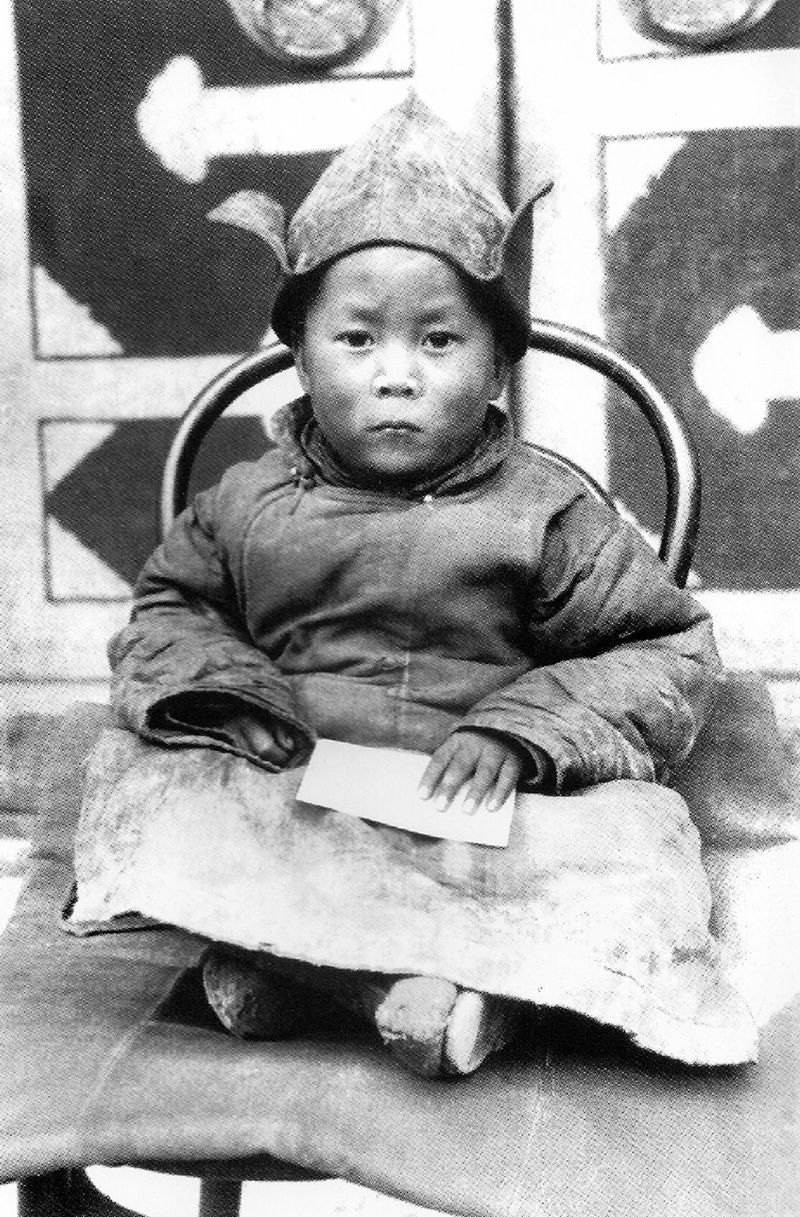 Der 14. Dalai Lama, hier als Kind, wurde im Alter von zwei Jahren als Nachfolger des 13. Dalai Lama nach einer Vision von Mönchen erkannt und mit vier Jahren in Lhasa inthronisiert.