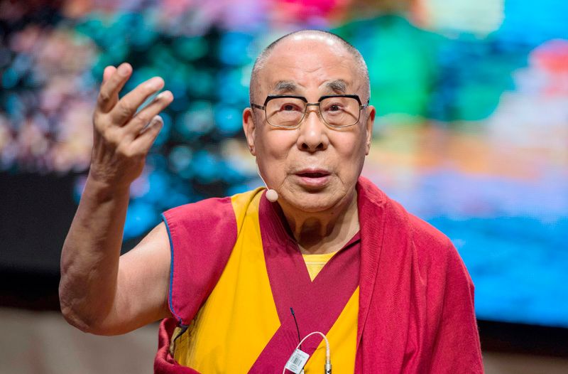 Der 14. Dalai Lama, der bei seiner Geburt als zweiter Sohn einer Bauernfamilie Lhamo Döndrub hieß, feiert am 06. Juli seinen 90. Geburtstag. Er tritt nach wie vor für Gewaltlosigkeit und Frieden ein.