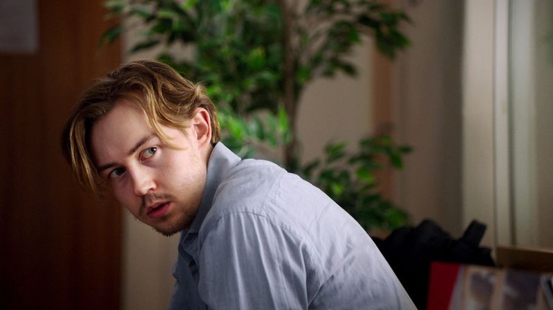 Jonas (Arthur Hakalahti) ist ein zurückhaltender, etwas verstockter junger Mann. Er weckt in Ida einen schweren Verdacht: Er muss ein Incel sein. 