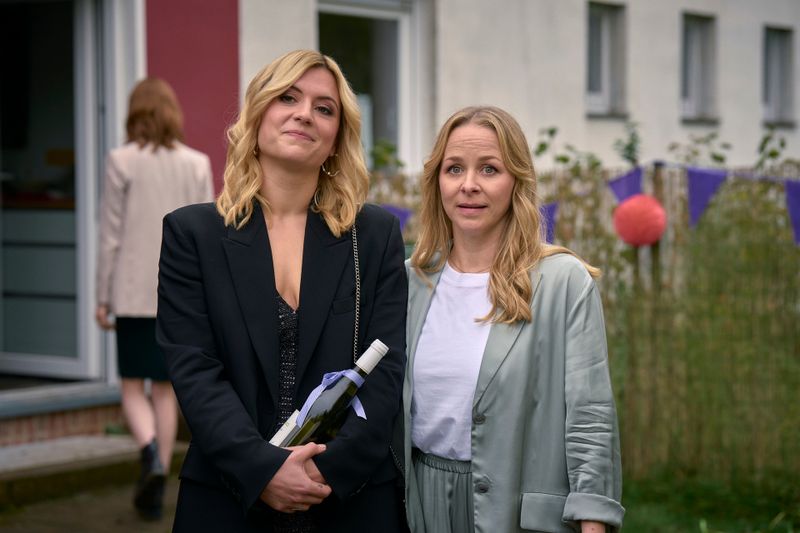 Nina Maler (Laura Storz, links) und Ariane Küppers (Jasmin Schwiers) sind als Schwestern wie Tag und Nacht. 