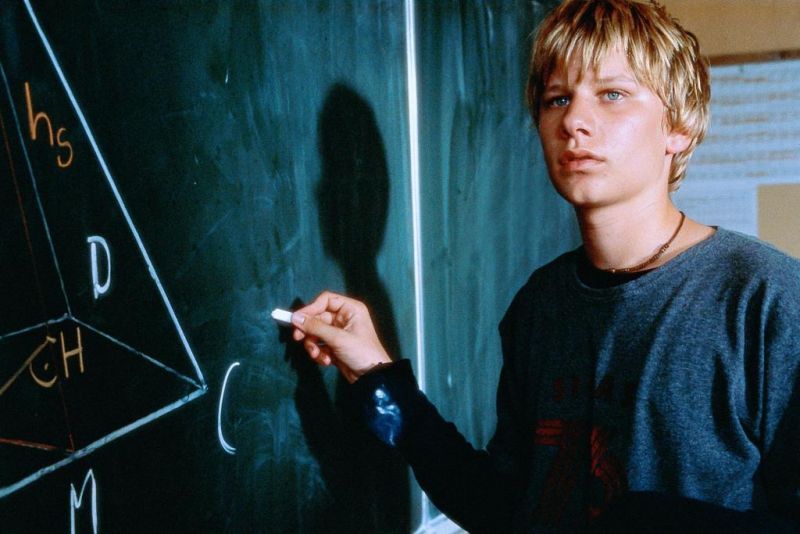 Mit Mathe (Robert Stadlober) hat es Benjamin nicht so. Und auch im Leben findet der halbseitig gelähmte Jugendliche kaum keinen Halt. Dann findet er doch Freunde im Internat und verliebt sich schließlich in ein Mädchen. Ende gut alles gut? Mitnichten, damit fangen die Probleme erst an. Der Start ins Leben ist eben alles andere als leicht.