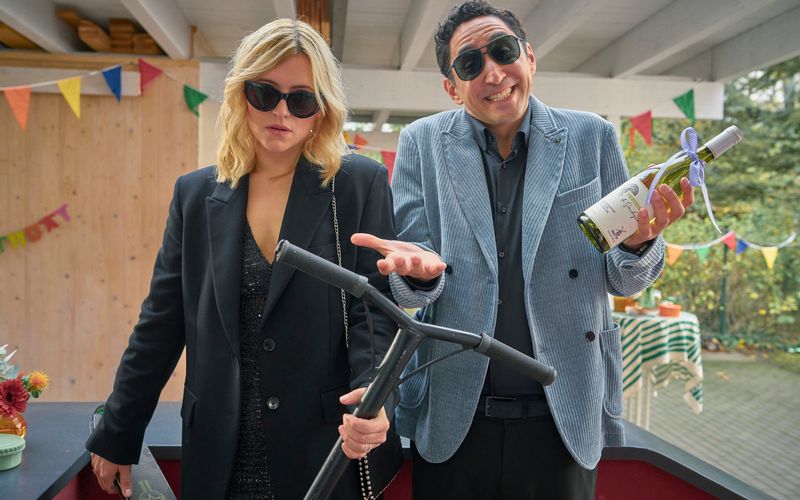 Der Aussicht auf eine kinderreiche Geburtstagsparty blicken Nina Maler (Laura Storz) und ihr Freund Sammy Riza (Ekrem "Eko Fresh" Bora) mit unterschiedlichen Gefühlen entgegen. 