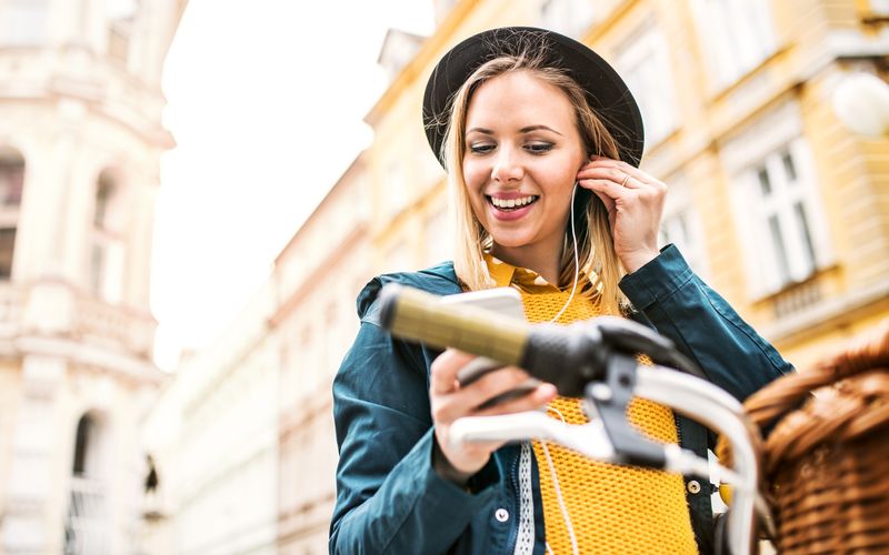 Handy am Steuer - auch beim Fahrradfahren verboten. Musik hören darf man indes, nur nicht zu laut.