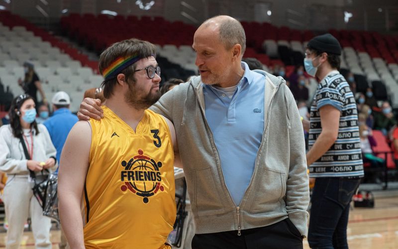Basketball-Coach Marcus (Woody Harrelson, rechts, mit Kevin Iannucci) träumt zunächst von der NBA, doch es kommt ganz anders. Sein neues Ziel heißt: Qualifikation für die Special Olympics.