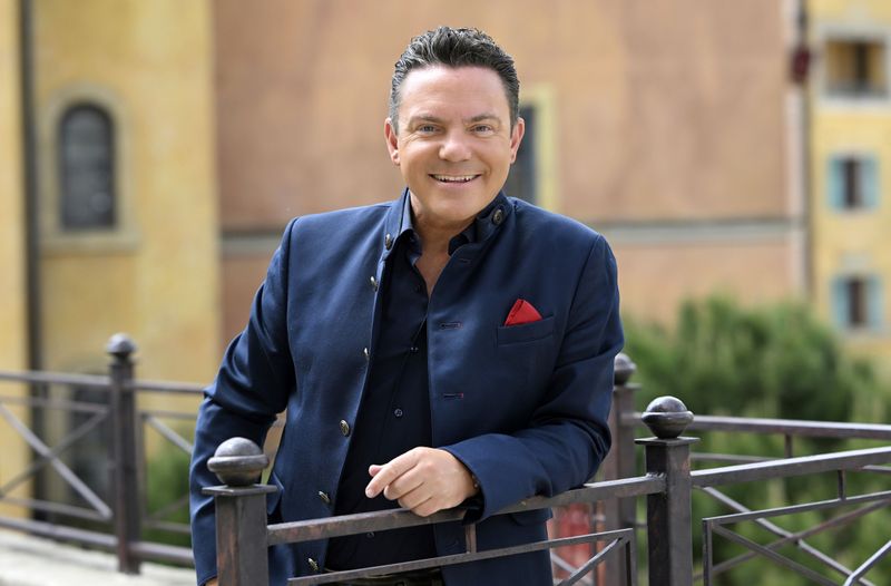 Seit 20 Jahren führt Stefan Mross mit guter Laune im Europa-Park Rust durch die Unterhaltungsshow "Immer wieder sonntags". Nun bekommt die Sendung ein zusäzliches Format.