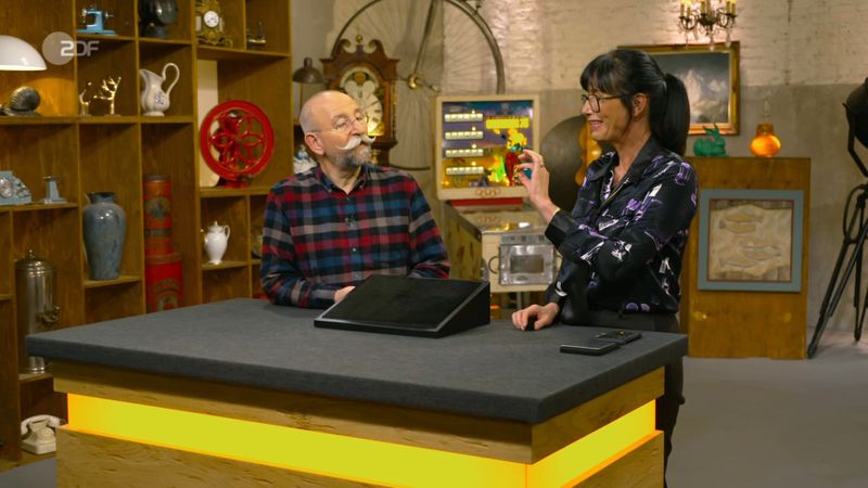 Angesichts der Brosche in den Händen der Schmuck-Expertin Dr. Heide Rezepa-Zabel sagte der "Bares für Rares"-Moderator: "Niki de Dingsbums." Die Schmuckfachfrau lachte über das holprige Fachwissen des Kollegen. "Ich vergesse den Nachnamen immer", gestand Horst Lichter.