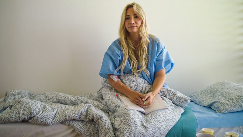 Alina ist nach der Eizellenentnahme noch sehr erschöpft und hat Schmerzen. Die Ungewissheiten über die künstliche Befruchtung setzen ihr sehr zu.