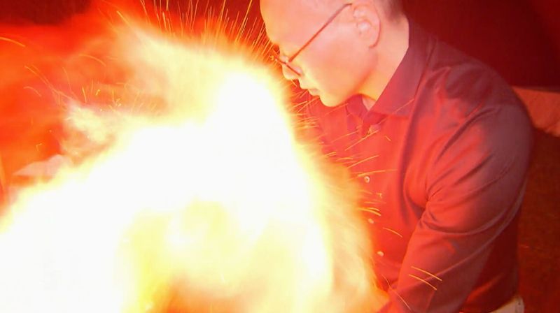 Schock bei "Das perfekte Dinner": Plötzlich schießt eine Stichflamme aus dem Gasgrill und Gasteber Ganbold mitten ins Gesicht. 