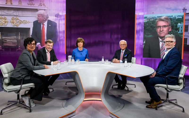 Maybrit Illner (dritte von links) diskutierte am Donnerstagabend mit Journalistin Mariam Lau (links), Außenminister Johann Wadephul (zweiter von links), Ex-Diplomat Wolfgang Ischinger (dritter von rechts), ZDF-US-Korrespondent Elmar Theveßen (zweiter von rechts) und Wirtschaftshistoriker Adam Tooze.