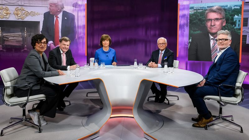 Maybrit Illner (dritte von links) diskutierte am Donnerstagabend mit Journalistin Mariam Lau (links), Außenminister Johann Wadephul (zweiter von links), Ex-Diplomat Wolfgang Ischinger (dritter von rechts), ZDF-US-Korrespondent Elmar Theveßen (zweiter von rechts) und Wirtschaftshistoriker Adam Tooze.