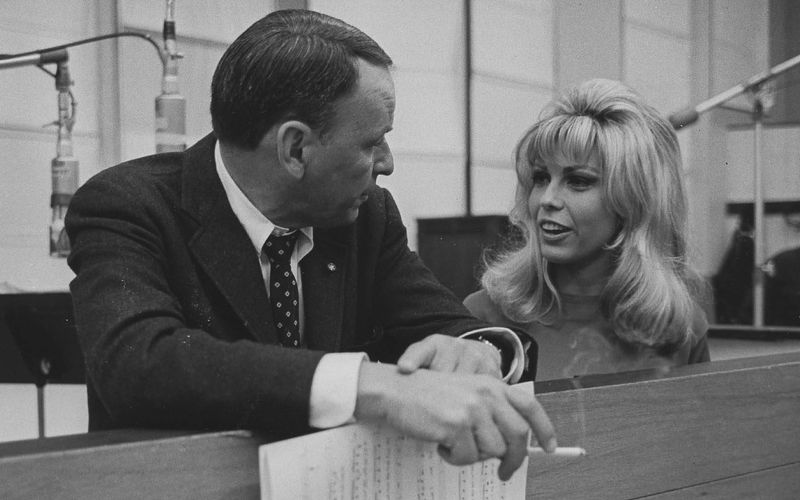 Frank Sinatra mit Tochter Nancy bei ihrer ersten gemeinsamen Recording-Session. Das Vater-Tochter-Duo nahm einige gemeinsame Werke auf. 