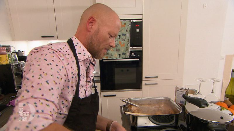 "Es soll schmecken wie im Restaurant", ist Marcs Anspruch an sein Final-Dinner. Dann brennen leider die Spätzle an.