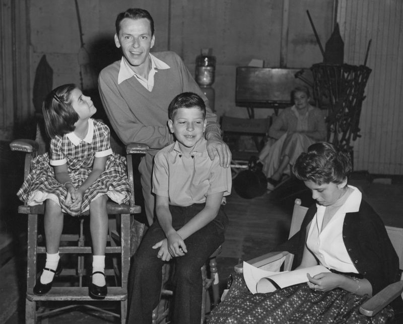 Frank Sinatra und seine Kinder: Christina (links), Nancy (rechts) und Frank Jr. besuchten ihren Vater am Set von "Die zarte Fall" (1955). 
