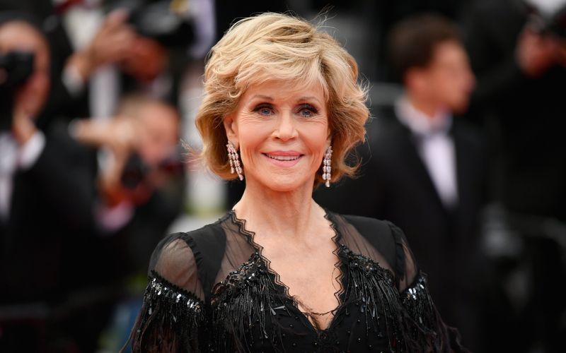 Jane Fonda beweist es zur Genüge: Auch jenseits der 80 kann man als Schauspieler oder Schauspielerin eine gute Figur machen. Mehr noch: Selbst in temporeichen Komödien wie zuletzt in "Book Club - Ein neues Kapitel" (2023, Free-TV-Premiere am 8. Juni, 20:15 Uhr, Sat.1) kann Leinwand-Ikone mühelos Schritt halten. Dabei ist die zweifache Oscar-Preisträgerin nicht der einzige Hollywood-Star für den das Alter im Beruf keine Rolle spielt.