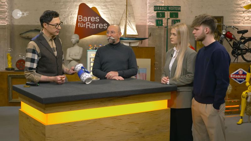 "Die ist aber schön gemacht", bewunderte Horst Lichter in der Freitagsausgabe seiner ZDF-Trödelshow eine Vase. "Mit dem Blau finde ich interessant." Dem konnte der "Bares für Rares"-Experte Colmar Schulte-Goltz nur zustimmen: "Die Farben finde ich total spannend." Ein wirklich ungewöhnliches Exemplar ...