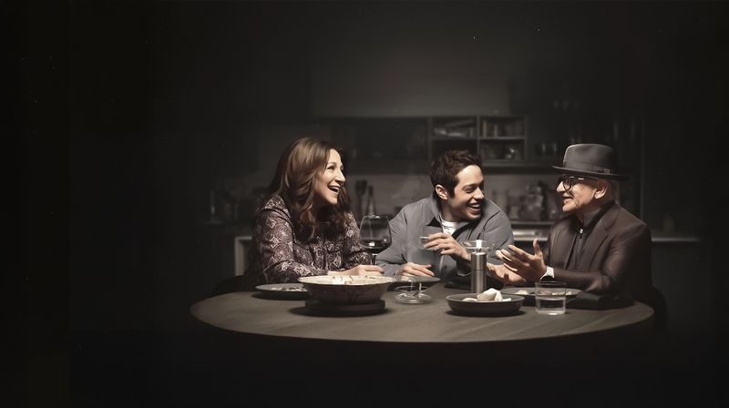 "Bupkis" ist eine halbbiografische Serie, die von Pete Davidsons (Mitte) echtem Leben inspiriert wurde. Für die Darstellung seiner Mutter Amy und seines Großvaters konnte er Edie Falco und Joe Pesci gewinnen. 