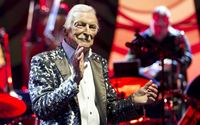 Bis zu seinem Tod vor genau zehn Jahren, am 9. Juni 2015, wurde er belächelt, doch sein Erfolg sprach für ihn: In den 70er-Jahren landete James Last immer auf Spitzenpositionen in den Charts. Und: Auch international konnte der Komponist, Arrangeur und Bandleader zahlreiche Alben verkaufen. In der Galerie präsentieren wir die erfolgreichsten deutschen Musik-Exporte.