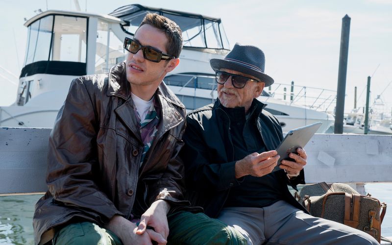Ähnlich wie sein Kinofilm "The King of Staten Island" wurde auch die Serie "Bupkis" von Phasen aus dem echten Leben von Pete Davidson (links) inspiriert. Sein Großvater (hier gespielt von Joe Pesci) spielte dabei eine wichtige Rolle. 