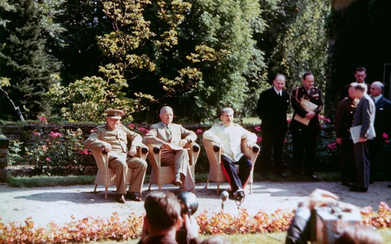 Vor 80 Jahren, im Juli 1945, verfügen die alliierten Siegermächte in Potsdam über das Schicksal von Millionen Menschen: Deutschland verliert seine Ostgebiete und die Bevölkerung dort ihre Heimat. Im Potsdamer Schloss Cecilienhof (von links:) Winston Churchill, Harry S. Truman und Josef Stalin.