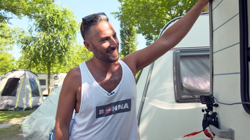 Sascha Bohner weiß, was beim Camping unbedingt mit in den Wohnwagen gehört. 