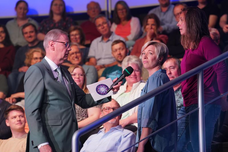 "Wo kommen Sie denn her?" - Günther Jauch hielt den beiden vermeintlich zu spät gekommenen Damen das Mikro unter die Nase. 