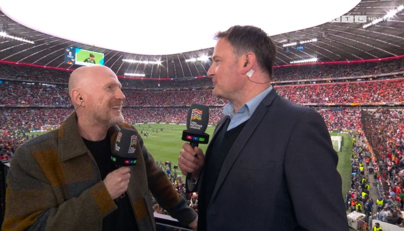
Matthias Sammer (l.) wunderte sich bei Thomas Wagner über die Diskussion um die DFB-Elf.
