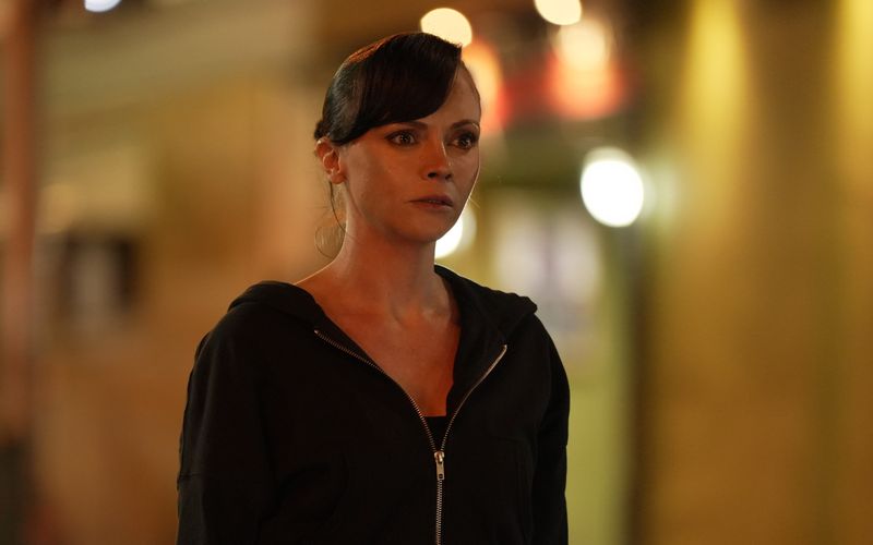 Die Frau des Schuldeneintreibers: Christina Ricci spielt Rays Gattin Alice. Auch sie kann kräftig zuschlagen, wenn es sein muss.