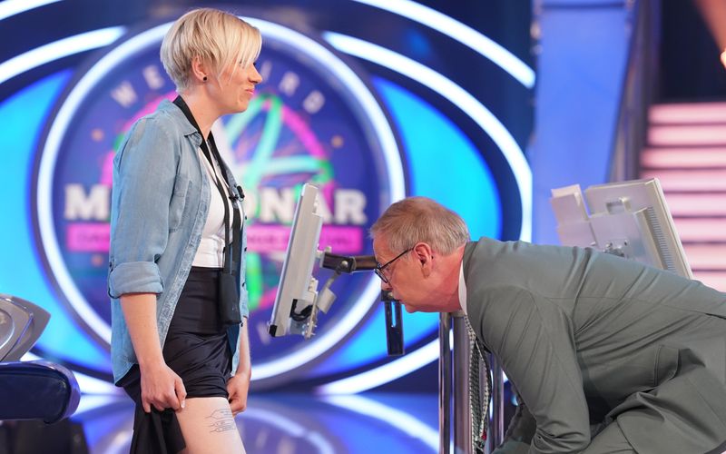 Zur Beweisführung ihrer  "Wer wird Millionär?"-Passion zeigte eine Dauerbewerberin ihr Tattoo mit WWM-Frage. Jauch war fassungslos!