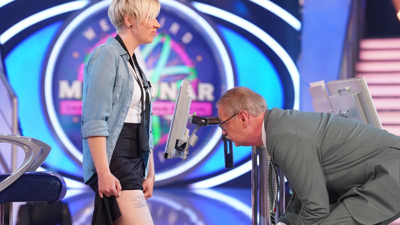 "Ich bin vollmotiviert", beteuerte Kerstin - und schob als Beweis ihren Rock hoch. Zum Vorschein kam ein Tattoo mit folgender Frage: "Herr Jauch, wann laden Sie mich endlich als Kandidatin ein? - Jetzt, sofort, unverzüglich, augenblicklich"