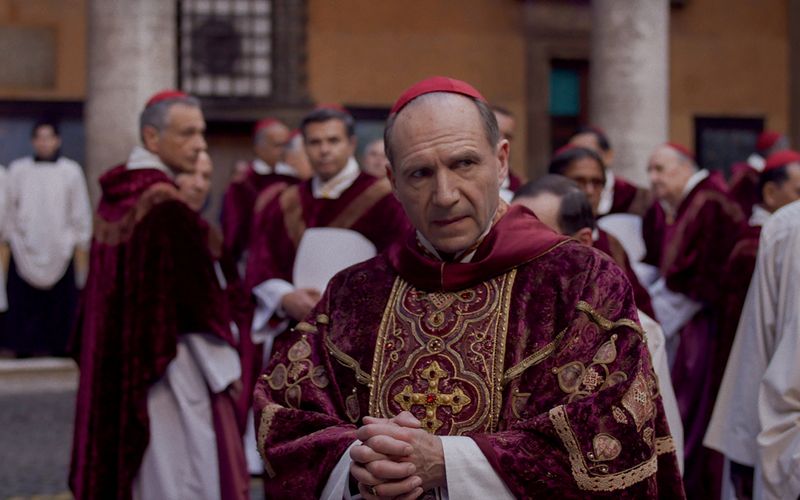 Kardinal Lawrence (Ralph Fiennes) hat als Organisator der Papstwahl in "Konklave" keine leichte Aufgabe.
