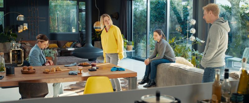 Wie geht es nun weiter mit der Teenagerin? Im Drama "When fucking Spring is in the Air" diskutieren vor schicker Kulisse (von links) Ewa (Julia Kijowska), Kasia (Ada Szczepaniak), Ania (Nadine Ignas) und Leszek (Cezary Lukaszewicz).