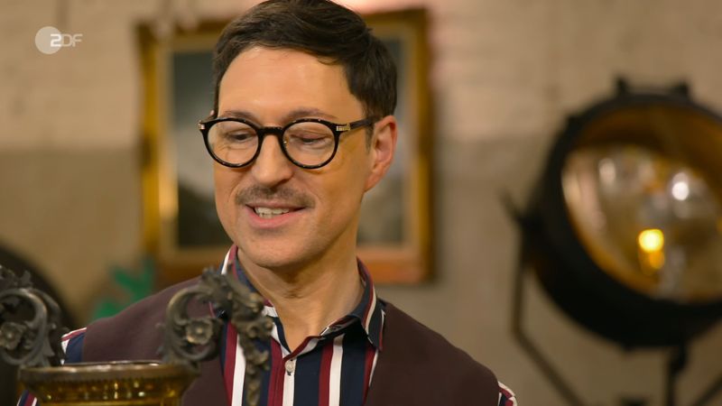 "Ein ganz originelles und prunkvolles Stück", fand Schulte-Goltz. "Und was ist es deshalb? Eine ..." Horst Lichter ergänzte den Satz: "Blumenvase." Fast. Colmar Schulte-Goltz grinste. Der Fachbegriff, den er hören wollte war: Prunkvase.