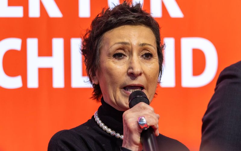 Im Kölner "Tatort" spielt sie eine Staatsanwältin, im echten Leben wollte sie 2025 in den Bundestag einziehen: Schauspielerin Renan Demirkan, die am 12. Juni ihren 70. Geburtstag feiert, ist nicht der einzige Promi, der seinen Einfluss und seine Bekanntheit nutzen wollte, um die Welt zu verändern. Diese Stars aus Film, Fernsehen, Musik und Sport betraten ebenfalls (mehr oder weniger erfolgreich) die politische Bühne.