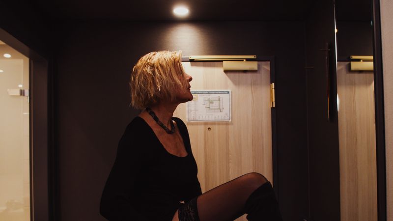 Christiane ist 62 Jahre alt, arbeitet als Ärtzin und führt seit mehreren Jahren eine offene Ehe. Dazu gehören für sie auch Besuche im Swingerclub. 

