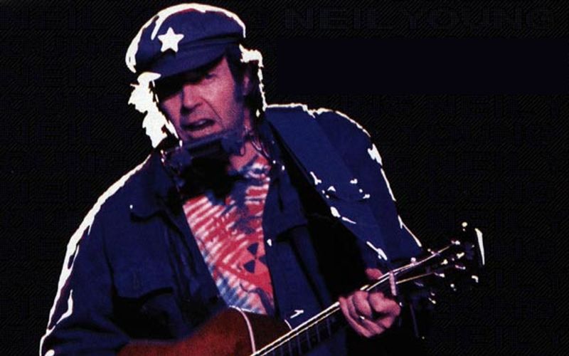 Er ist eine der bedeutendsten Figuren der Rockmusikgeschichte, ist sowohl als Folk-Songwriter als auch als Rock-Gitarrist eine Legende und zudem einer der engagiertesten Musiker der letzten 50 Jahre: Das Schaffen von Neil Young zu überblicken kann schwerfallen. Die Galerie hilft beim Einstieg in seine Diskografie: Diese zehn Alben des Kanadiers müssen Sie kennen ...