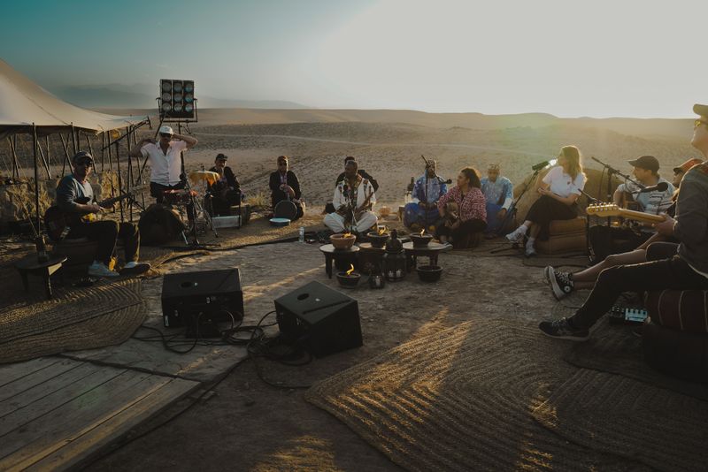 In einer traumhaften Kulisse mitten in der Wüste Marokkos performt die Band Juli ihren Song "Dieses Leben". Gemeinsam mit lokalen Artists wurde der Song neu interpretiert. Der Weg dahin war nicht immer einfach. Die neue Folge von "Song Trip" zeigt, warum. 