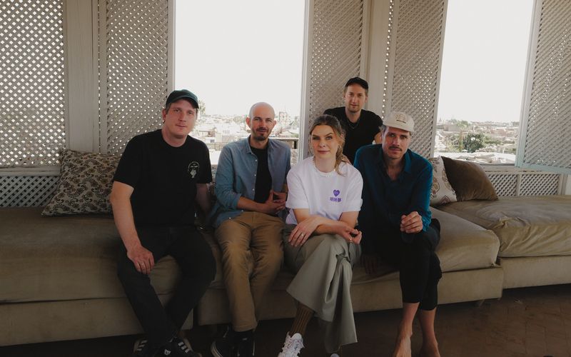 Seit über zwei Jahrzehnten steht die Band Juli in fester Besetzung auf der Bühne. Für Eva Briegel, Jonas Pfetzing, Simon Triebel, Andreas Herde und Marcel Römer steht nun ein weiteres Abenteuer an. 