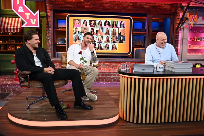  In dieser Sonderausgabe von #DGHNDMBSR dreht sich alles um die Suche nach der großen Liebe. Gemeinsam mit Felix Stein und Martin Braun, den "Bachelors" 2025, bewertet Stefan Raab die diesjährigen Kandidatinnen.