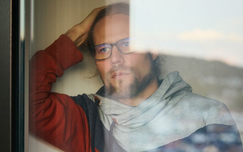 René (39) hat in der Beziehung mit seiner Ex-Freundin psychische und physische Gewalt erlebt.