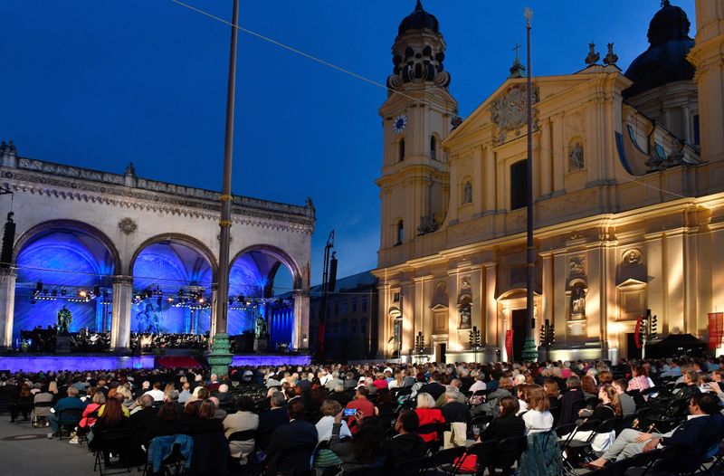 Am Samstag, 12., und Sonntag, 13. Juli, wandelt sich der Münchner Odeonsplatz wieder zum schönsten Konzertsaal Münchens. Das Symphonieorchester des Bayerischen Rundfunks und die Münchner Philharmoniker spielen. Daniil Trifonov (Klavier) und Lisa Batiashvili (Violine) sind die Solisten.