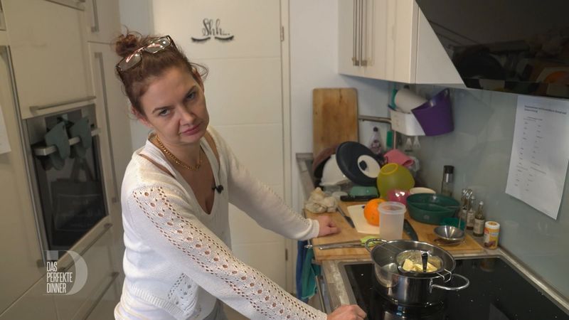 Melanie hat einfach keine Geduld fürs Kochen, das zeigt sich beim Schokoladeschmelzen ganz deutlich.
