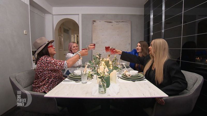 Warum Uschi, Jil, Melanie und Natalia (v.l.n.r.) heute so anders aussehen? Sie tragen ihre "Shopping Queen"-Perücken.
