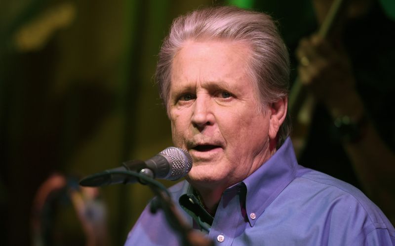 Er ist der Kopf hinter Klassikern wie "Surfin' USA", "Good Vibrations" und "California Girls": Beach-Boys-Mastermind Brian Wilson ist jetzt im Alter von 82 Jahren gestorben. Nicht nur für uns zählt er zu den größten Songwritern aller Zeiten. Welchen Platz er in den Top 20 belegt und wer es ebenfalls in unser subjektives Ranking schafft, zeigt die Galerie ...  
